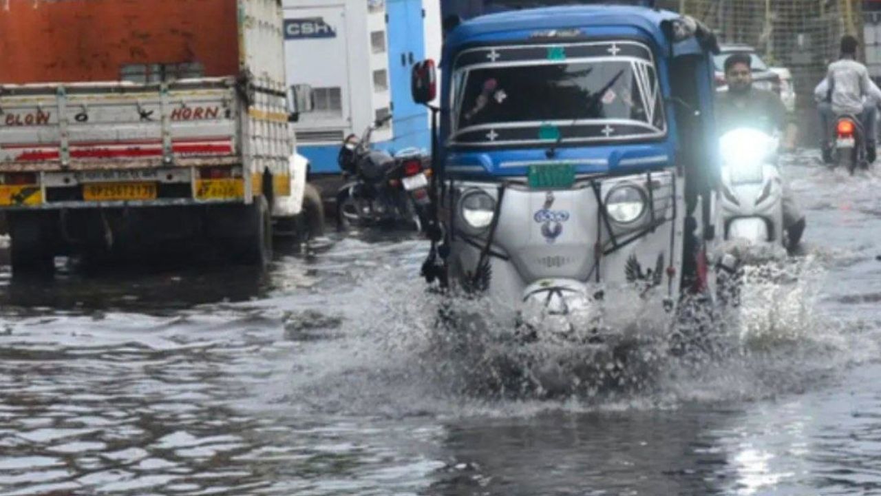 बरेली में भारी बारिश से हाहाकार: दो दिन का ऑरेंज अलर्ट, जलभराव में डूबा पूरा शहर