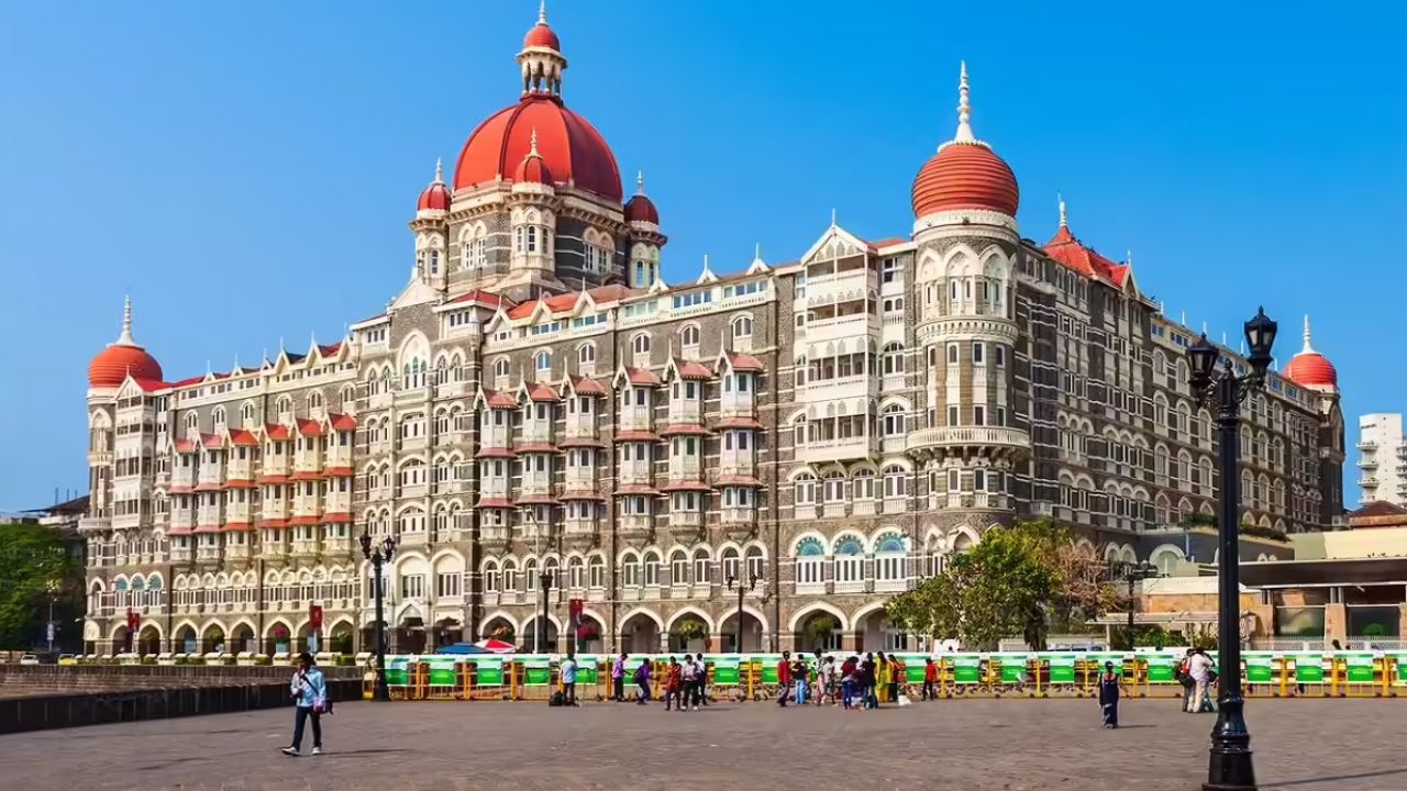 Taj Hotel Threat: लाल किले के बाद अब मुंबई के ताज होटल को बम से उड़ाने की धमकी, मंचा हड़कंप
