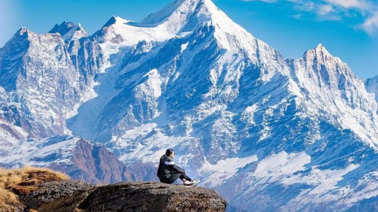 यदि आप बादलों को छूने का अहसास करना चाहते हैं, तो मुंसियारी आपके लिए एकदम सही जगह है। पंचाचूली पहाड़ियों के आधार पर बसा यह छोटा सा गांव अपनी हरियाली और शांति के लिए जाना जाता है। यहां का मुख्य आकर्षण ट्रेकिंग रूट और चारों ओर फैले घने जंगल हैं। मुंसियारी की ठंडी हवाएं और शांत वातावरण यात्रियों के दिल को पूरी तरह से मोह लेता है। (Img- Pinterest)