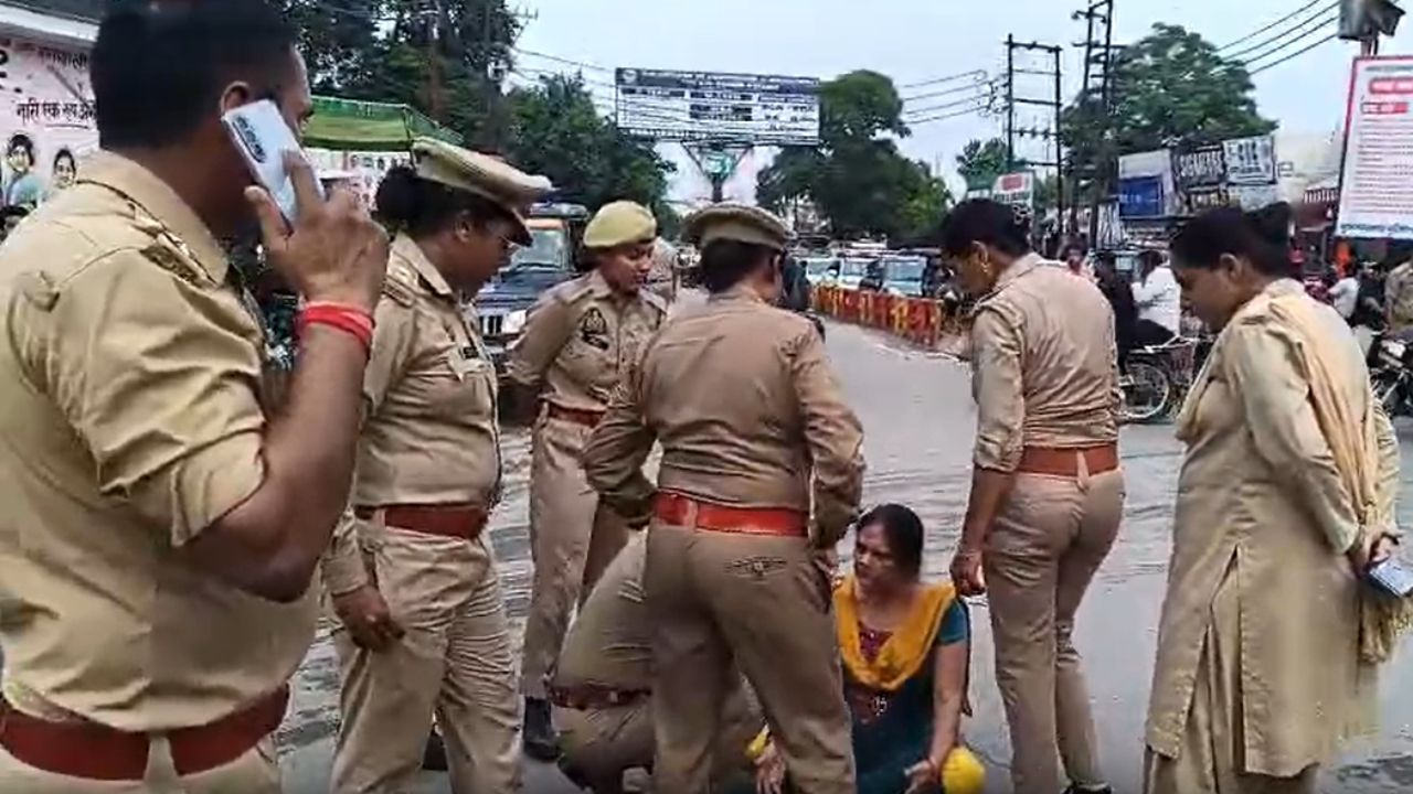 कांवड़ यात्रा के बीच मीनाक्षी चौक पर हाई वोल्टेज ड्रामा, बीच सड़क धरने पर बैठी महिला
