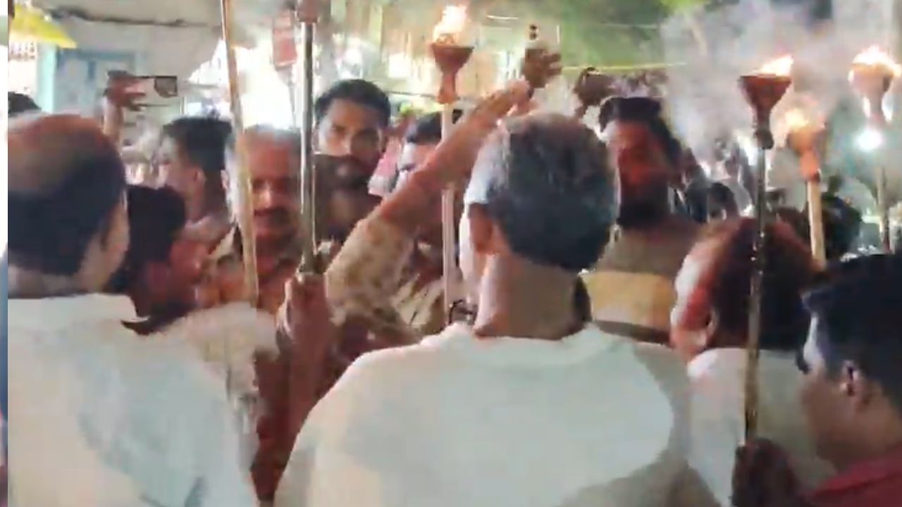 Mirzapur: सड़कों पर मशालें और पुलिस से भिड़ंत! जानिए NEET पेपर लीक के विरोध में आधी रात को क्या हुआ?