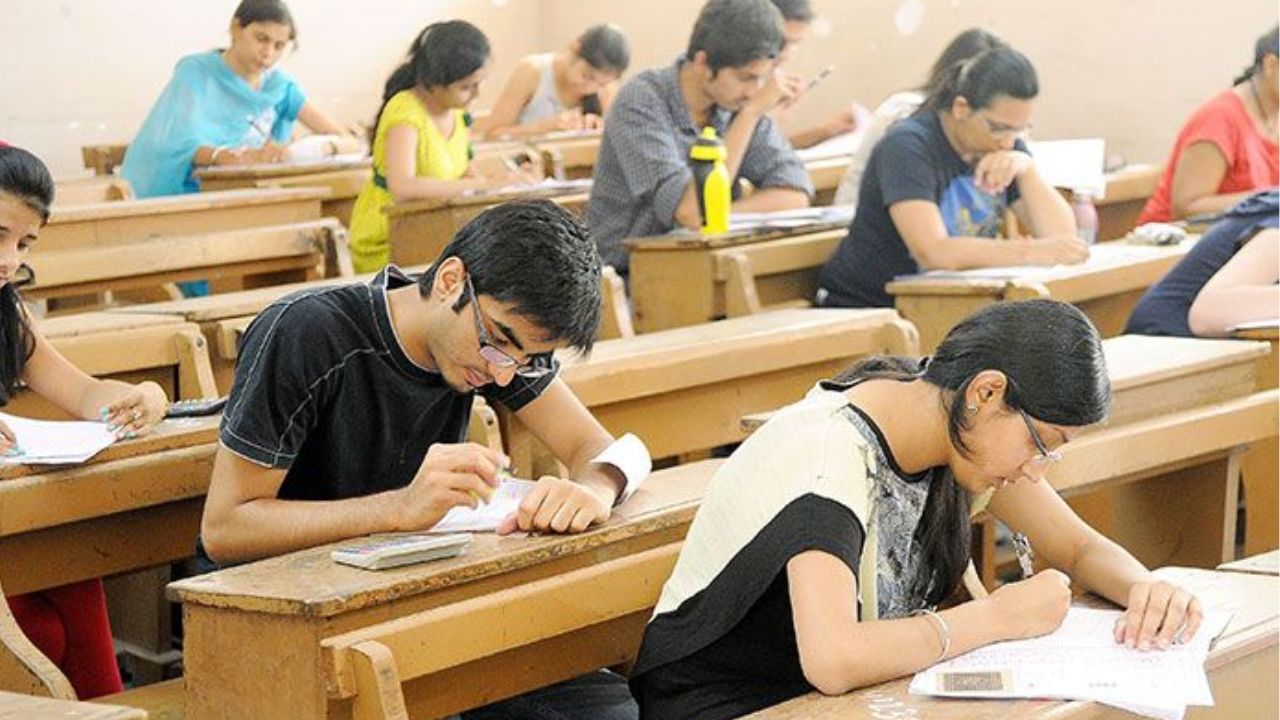 NEET UG 2026: ‘लक्ष्य स्पष्ट हो और पूरी ईमानदारी से मेहनत’, जानिए क्यों ऑन्कोलॉजिस्ट बनना चाहते हैं नीट टॉपर आर्यन