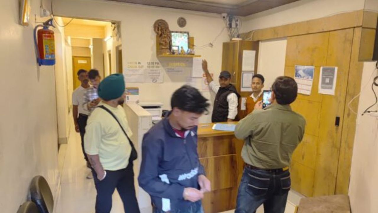 Nainital News: नैनीताल के गेस्ट हाउसों पर चला प्रशासन का डंडा