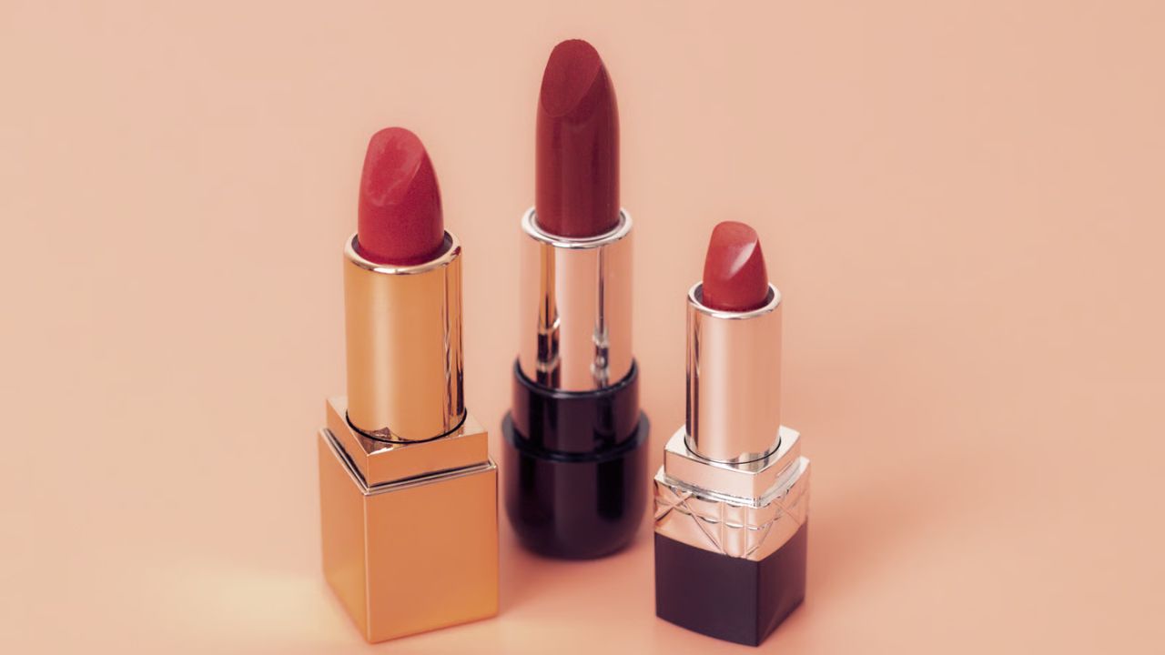 National Lipstick Day: हर लड़की के वैनिटी बॉक्स में होने चाहिए लिपस्टिक के ये 5 ट्रेंडी शेड्स, जो बढ़ाएंगे आपकी खूबसूरती
