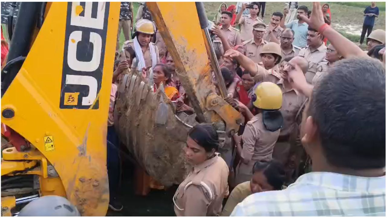 चंदौली में वन भूमि खाली कराने पहुंची टीम का ग्रामीणों ने किया घेराव, महिलाओं का बुलडोजर के सामने प्रदर्शन