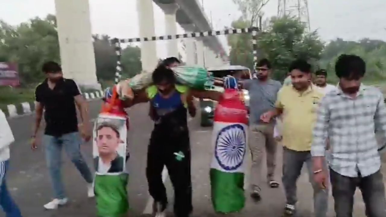 “2027 में अखिलेश भैया फिर बने मुख्यमंत्री” इस मन्नत के साथ नोएडा का शिवभक्त ला रहा हरिद्वार से 200 लीटर गंगाजल की कांवड़