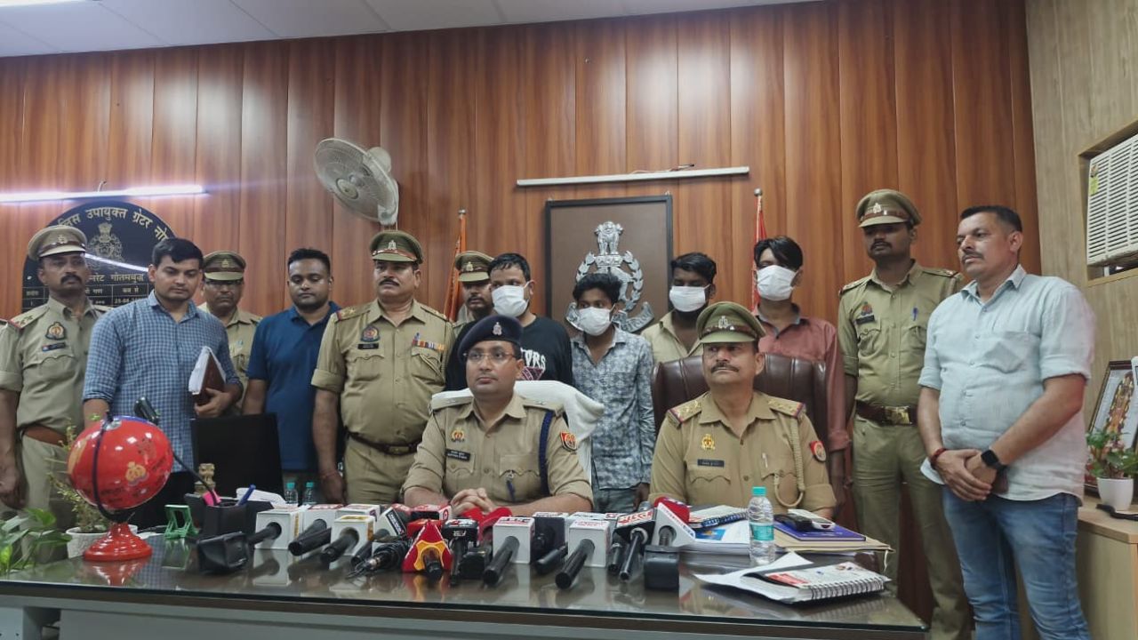 BIG BREAKING: नोएडा पुलिस की बड़ी कामयाबी, कॉलेज और हॉस्टलों में ड्रग्स की सप्लाई करने वाले 4 तस्कर धरे, लाखों का माल जब्त