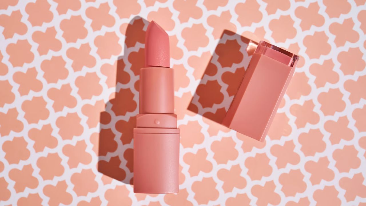 ब्राइट पीच/कोरल (Peach or Coral): समर सीजन और कैजुअल ब्रंच डेट्स के लिए पीच या कोरल लिपस्टिक शेड एक शानदार पसंद है। यह शेड चेहरे पर बहुत ही रिफ्रेशिंग और वाइब्रेंट वाइब लेकर आता है। अगर आप बहुत ज्यादा डार्क या बहुत लाइट शेड नहीं लगाना चाहती हैं, तो पीच शेड आपके लिए एक परफेक्ट बैलेंस्ड और एलिगेंट ऑप्शन साबित होता है। (Img- Envato)