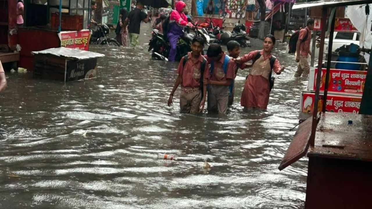 नोएडा की बारिश ने JE और सुपरवाइजर को किया सस्पेंड, पानी में डूबा बरौला गांव तो सीईओ कृष्णा करुणेश ने लिया एक्शन
