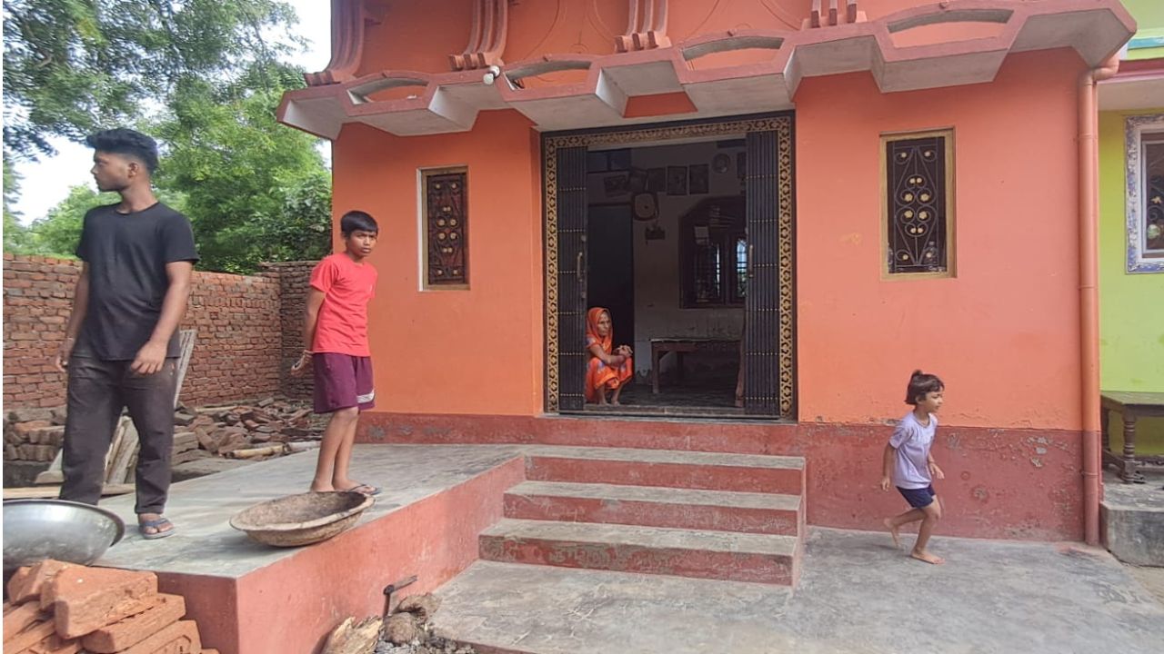 Deoria News: राजू मर्डर केस के बाद गांव में अब भी खौफ का माहौल, पत्नी ने मांगी न्याय की भीख