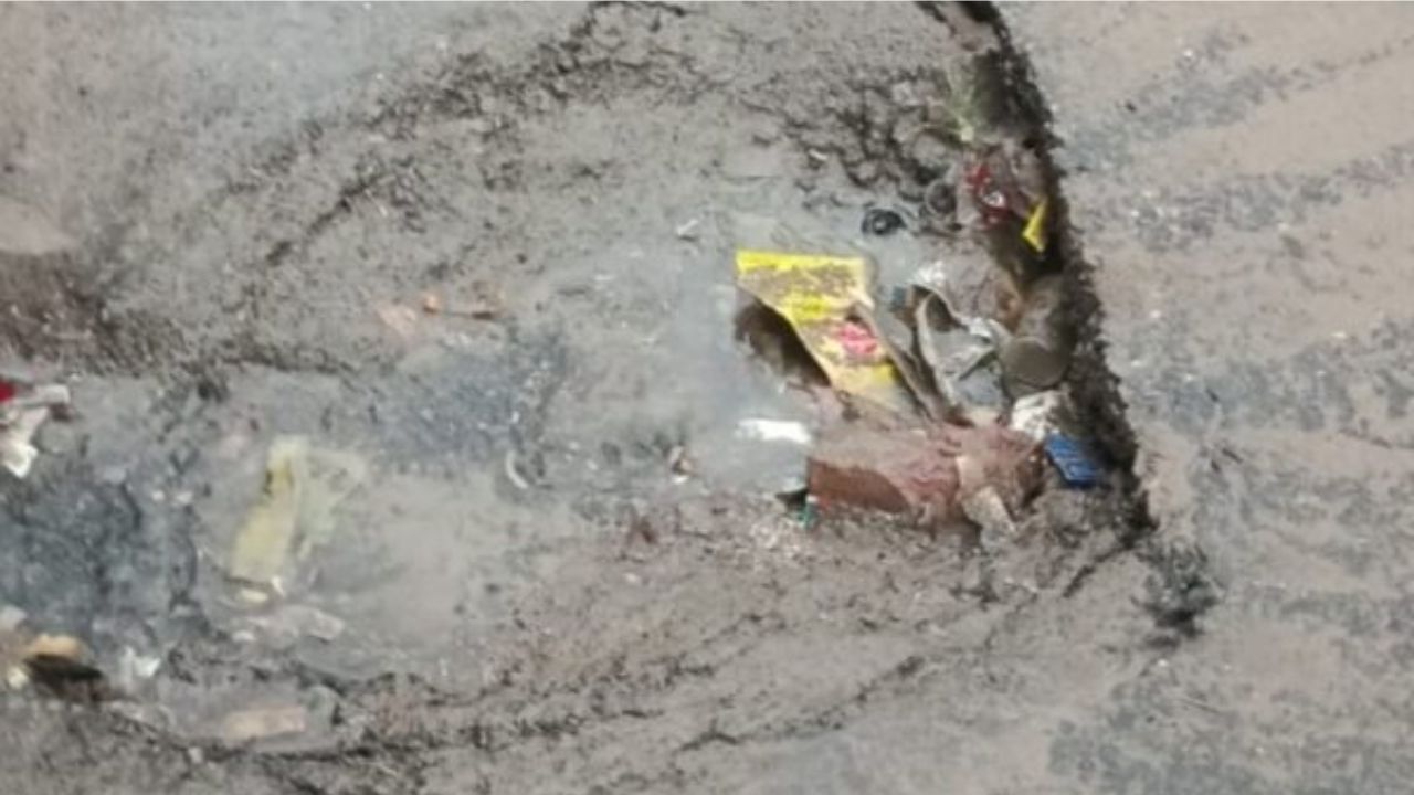 पहली ही बारिश में धंसा करोड़ों का राम-जानकी मार्ग; गोला-उरुआ रूट पर सड़क निर्माण की गुणवत्ता पर उठे गंभीर सवाल
