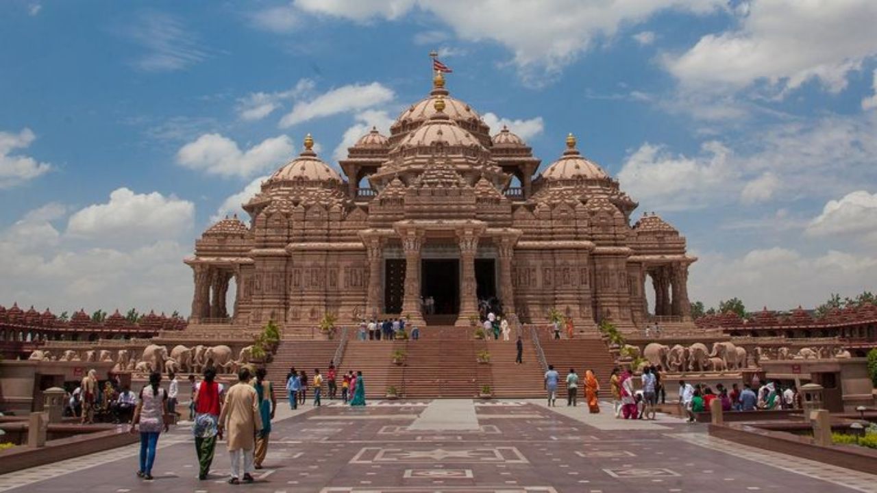सरयू की पवित्र धारा में ‘बीयर-मटन पार्टी’! वायरल वीडियो ने मचाया बवाल, आस्था से खिलवाड़ का आरोप
