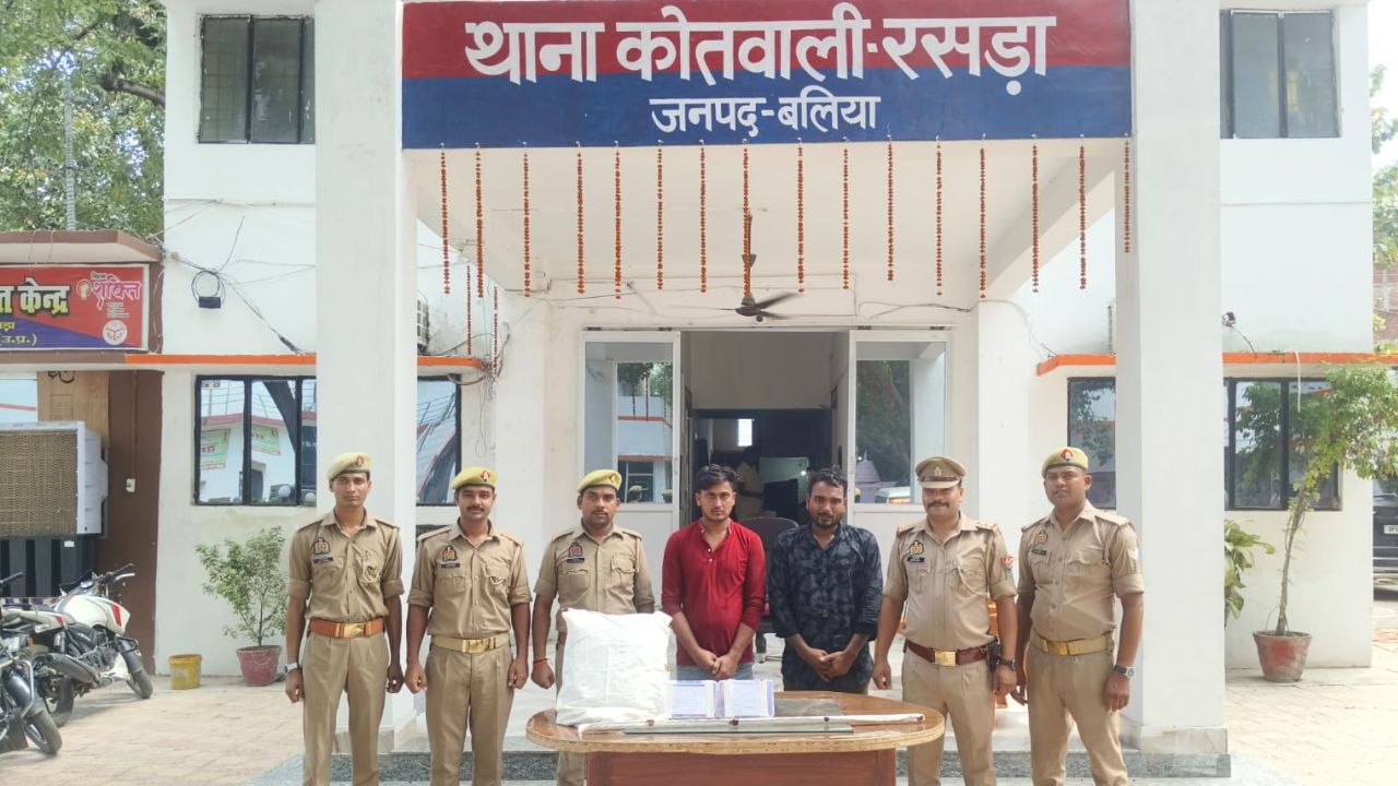 Ballia News: वफादार ही निकले चोर! बलिया में दुकान मालिक की पीठ में छुरा घोंपकर 2 कारीगर पहुंचे जेल
