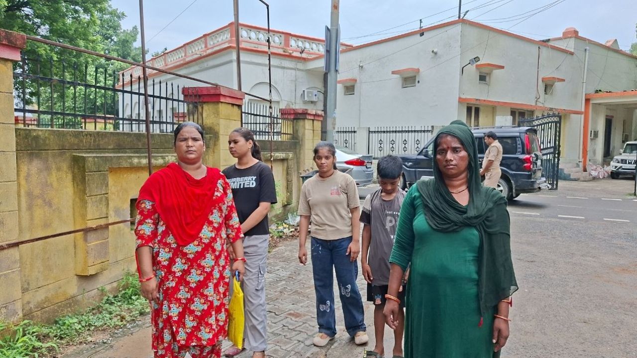 बेटी के फटे कपड़े और बिलखती मां; मैनपुरी में उधारी के पैसों ने छीन ली बेबस परिवार की रातों की नींद