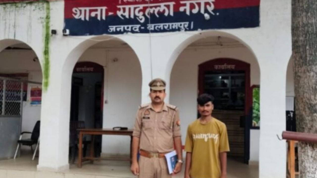 कॉलेज के बाहर कर रहा था अश्लील हरकतें, पुलिस ने ऑन द स्पॉट दबोचा; पुलिस ने मनचले पर कसा शिकंजा