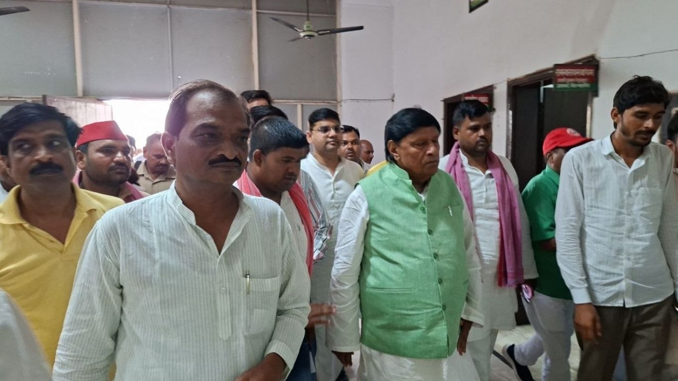 ​Manpuri: दलित युवक की हत्या पर सपा प्रतिनिधिमंडल पीड़ित के घर पहुंचा, न्याय और आर्थिक मदद का दिया भरोसा