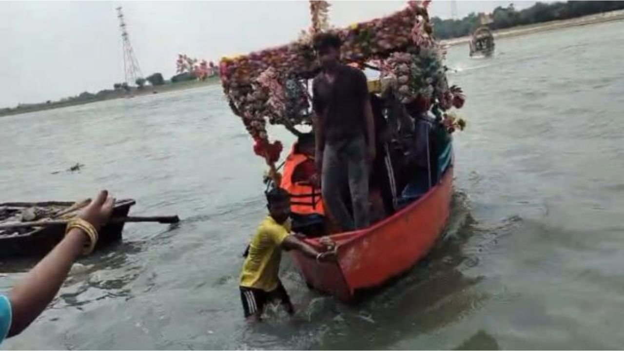 Gorakhpur News: सरयू नदी में पलटी मोटर बोट, 5 यात्री नदी में गिरे, लाइफ जैकेट से टला बड़ा हादसा