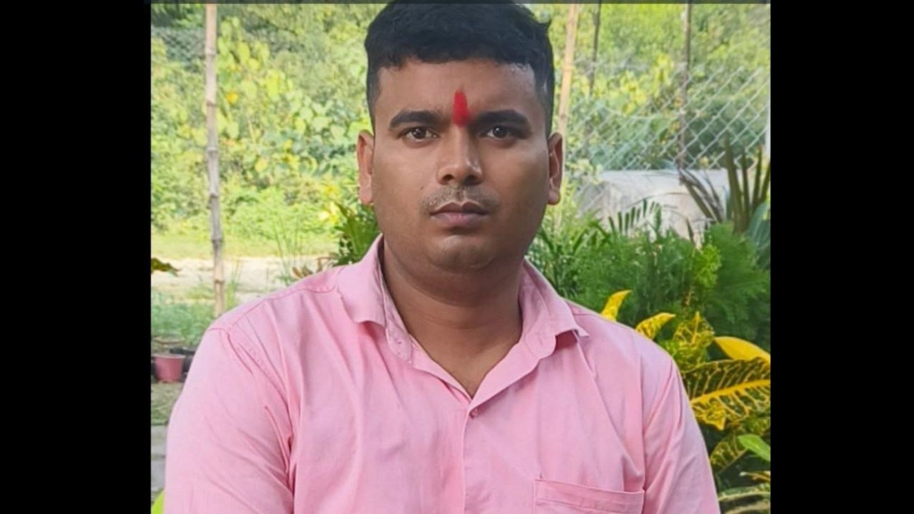 Deoria: तिरंगे में लिपटने से पहले ही रो पड़ा रामपुर चंद्रभान, असम राइफल्स के जवान सत्येंद्र सिंह को नम आंखों से विदाई