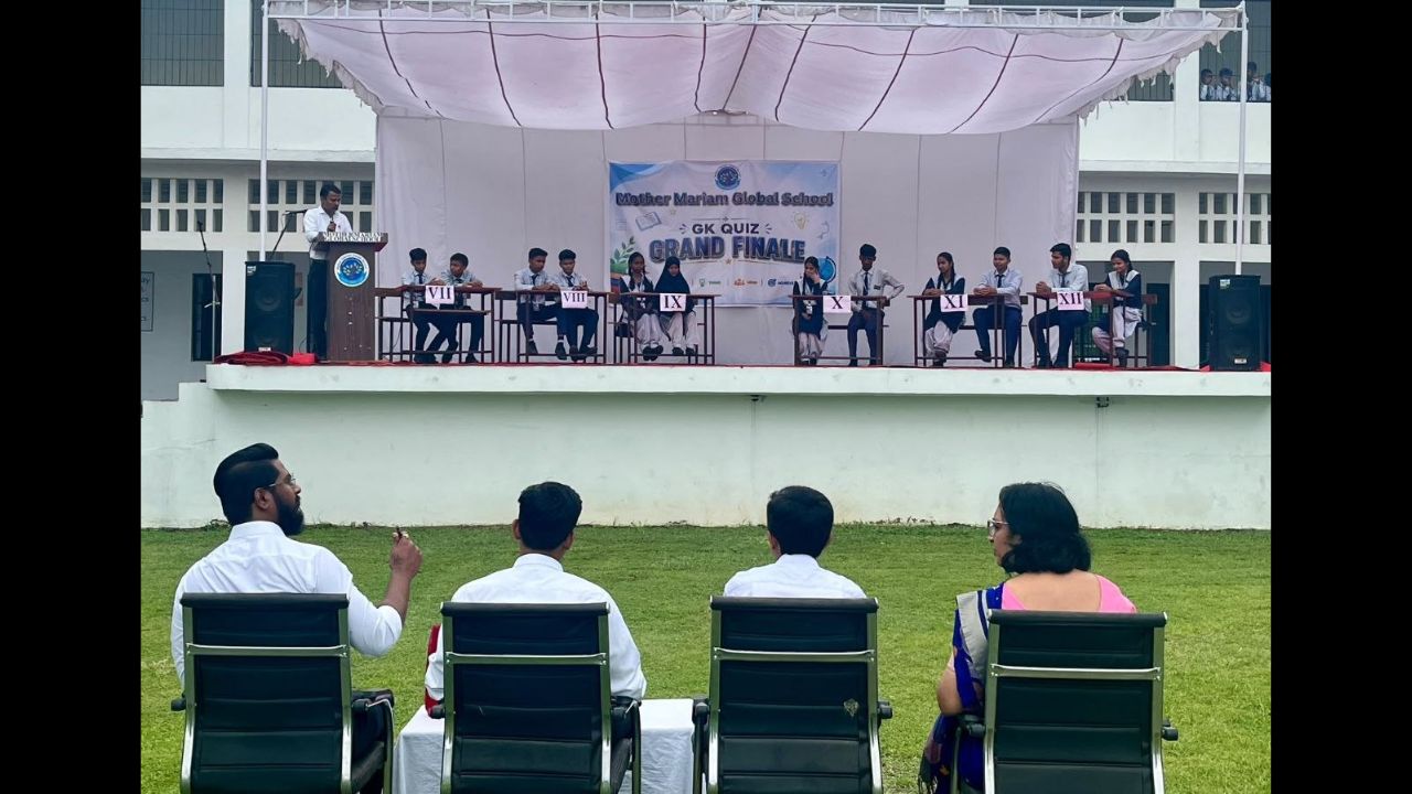 Maharajganj: दिमाग की बत्ती और ज्ञान की जंग! मदर मरियम ग्लोबल स्कूल के इन दो धुरंधरों ने जीती GK क्विज़ ट्रॉफी