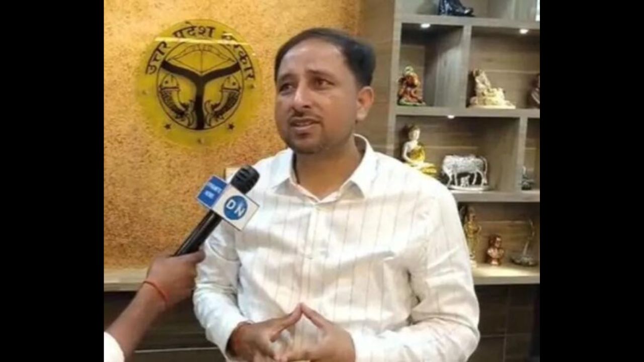 महराजगंज में स्कूलों का बदला टाइम, डीएम के आदेश पर कक्षा 1 से 8 तक अब सुबह 8 से दोपहर 2 बजे तक होगी पढ़ाई