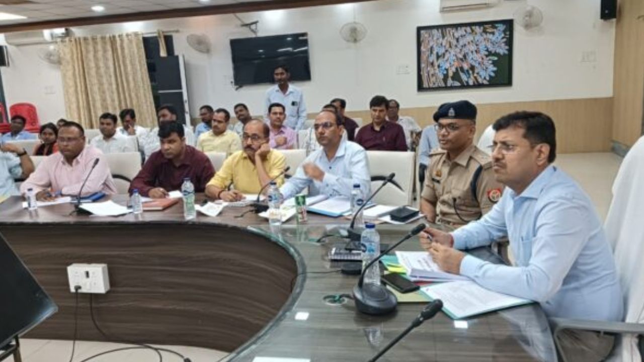 महराजगंज: बैंकों की लापरवाही पर CDO का सख्त रुख, दे डाली ये बड़ी चेतावनी; युवाओं को ऋण पर कही ये बड़ी बात