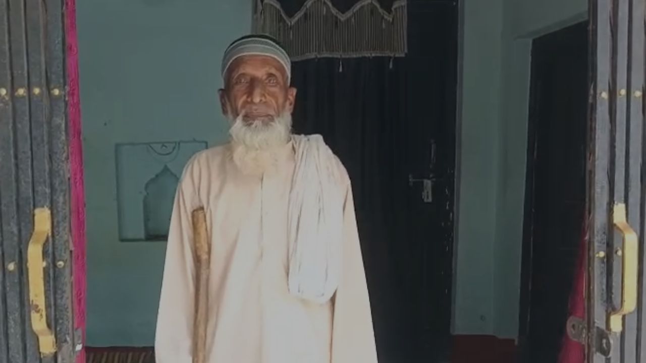 साहब मैं भूत नहीं, जिंदा हूं… महराजगंज के सरकारी सिस्टम ने जीते-जी मार डाला; अब लाठी टेक मांग रहे जीने का सबूत