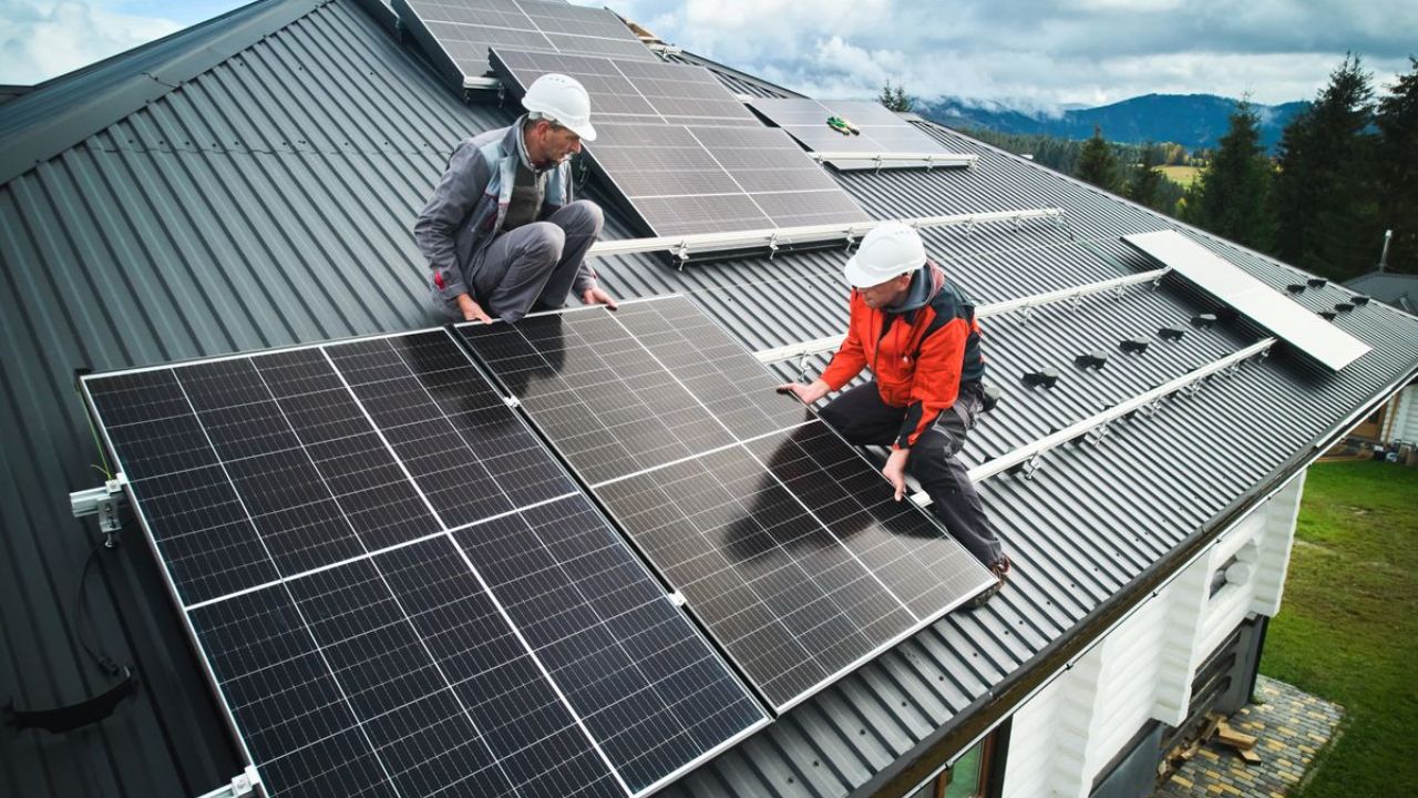 अब बिजली का बिल होगा जीरो? जानिए घर पर Solar Panel लगवाने में कितना खर्च आएगा, कितनी मिलेगी सब्सिडी