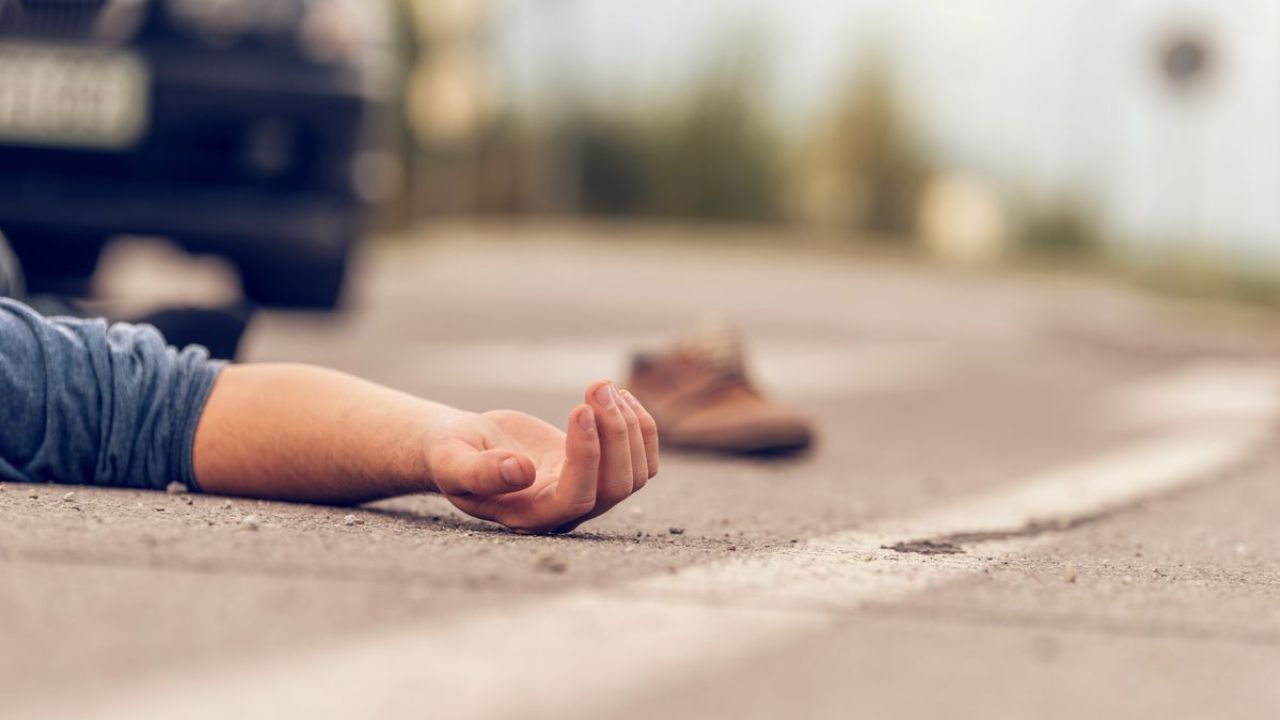 Road Accident: ससुराल की खुशियां पल भर में श्मशान में बदलीं: सोनभद्र हाईवे पर बाइक सवारों को बेरहमी से रौंदा, चीख उठे देखने वाले