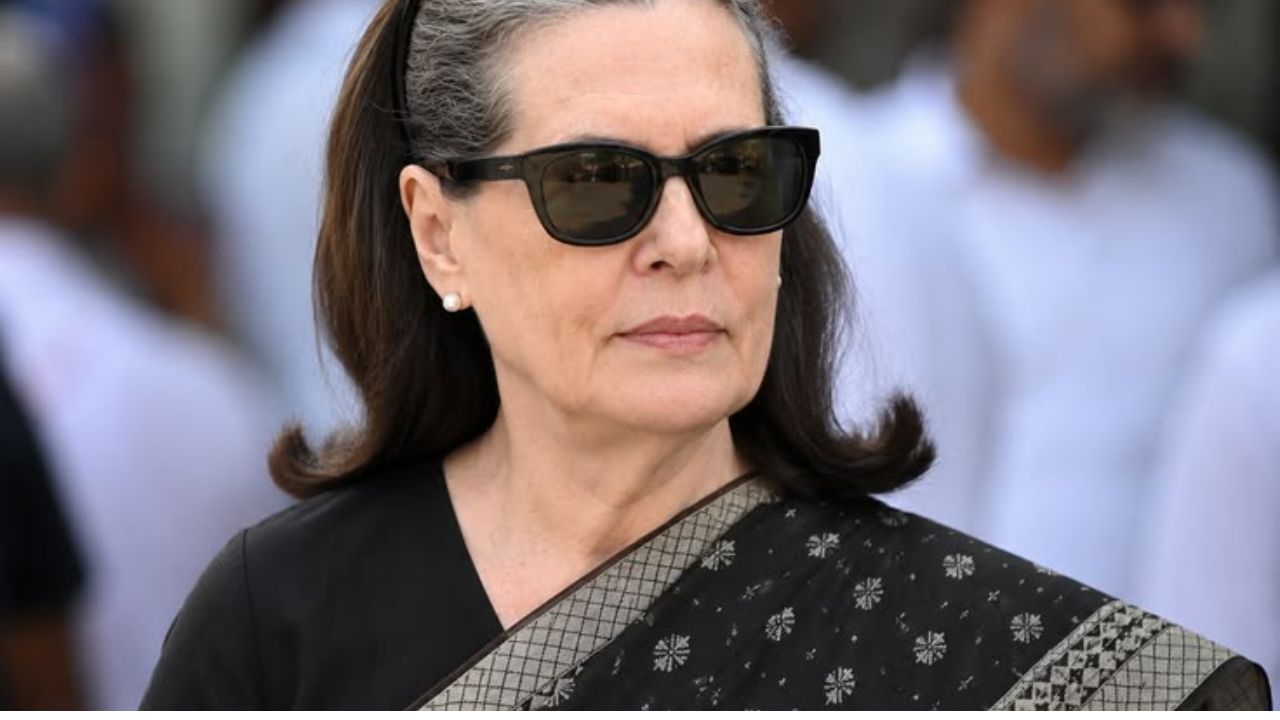 Congress Strategy Meet: मानसून सत्र से पहले सोनिया गांधी के घर बड़ा मंथन! सरकार को घेरने के लिए तैयार होगी ‘सियासी रणनीति’