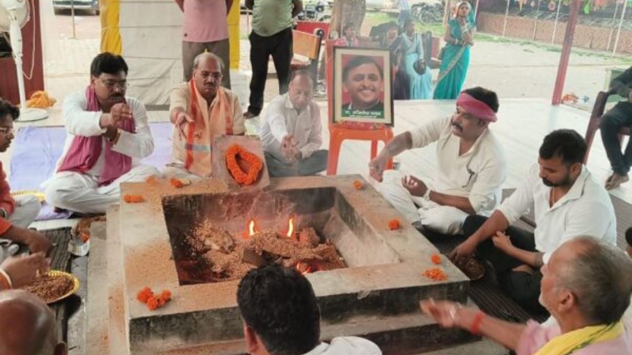 Maharajganj: अखिलेश यादव के जन्मदिन पर दुर्गा मंदिर में विशेष हवन-पूजन, पूर्व मंत्री सुशील टिबड़ेवाल ने की दीर्घायु की कामना