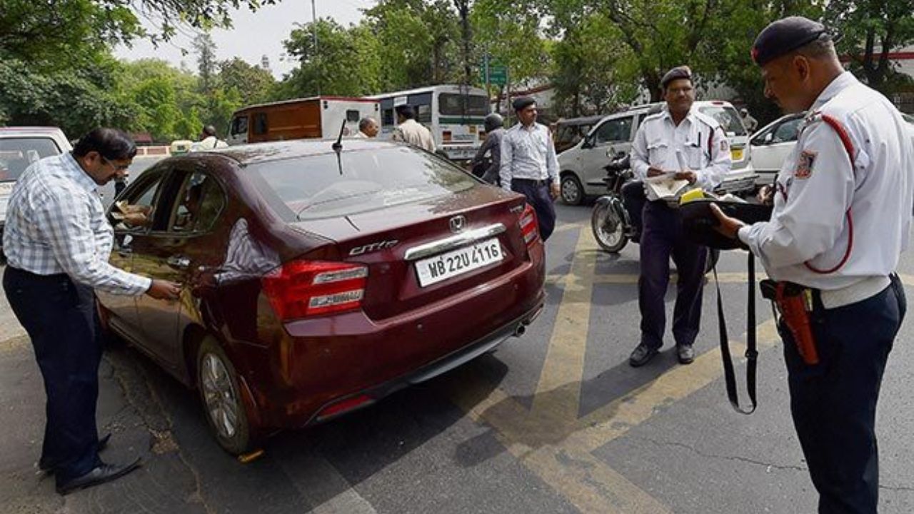 सावधान कार चालक! सिर्फ एक कागज़ की भूल और जेब से कटेंगे 10,000 रुपये, आज ही चेक करें ये 5 चीज़ें