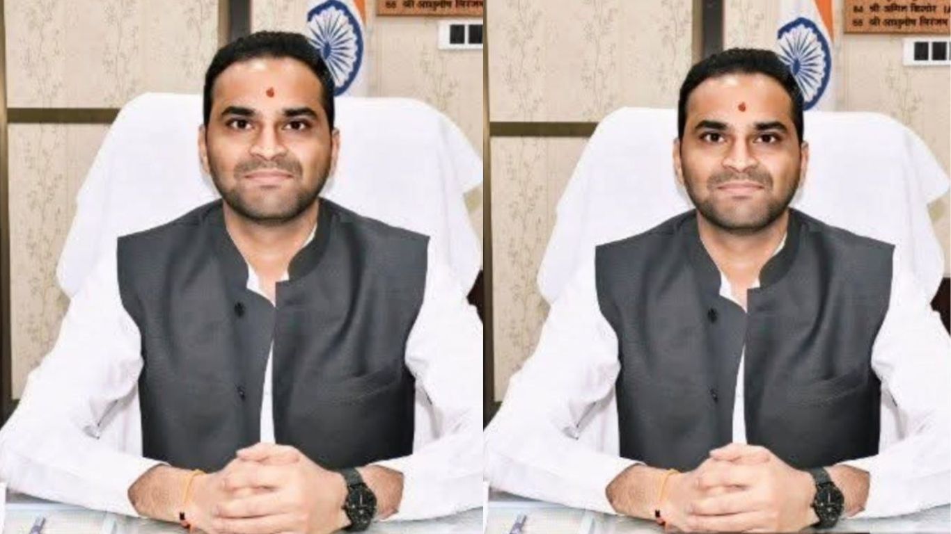Deoria: टालमटोल से आजिज कक्षा-5 के छात्र ने जनता दर्शन में जिलाधिकारी से की फरियाद तब जागा विद्यालय
