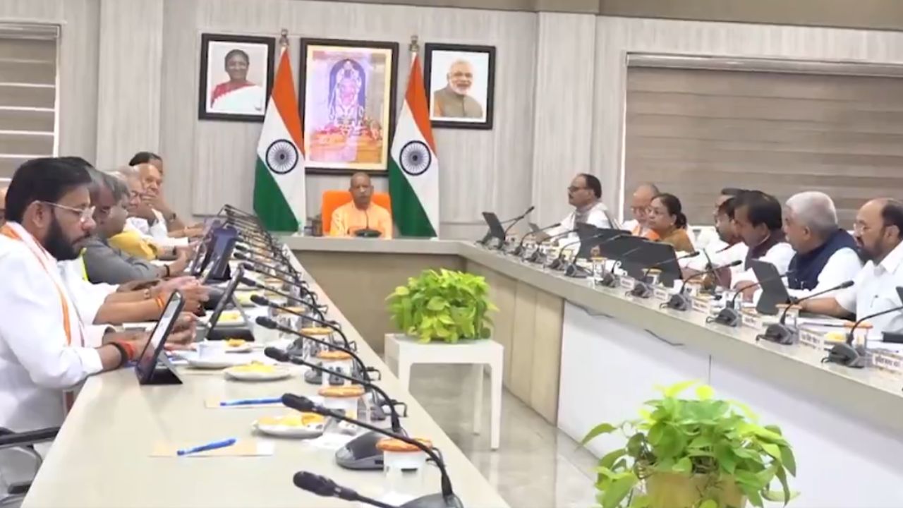 UP Cabinet: छात्राओं को स्कूटी, 220 इलेक्ट्रिक बसें, नए एक्सप्रेसवे और हॉस्टल; जानिए योगी कैबिनेट के 18 बड़े फैसले