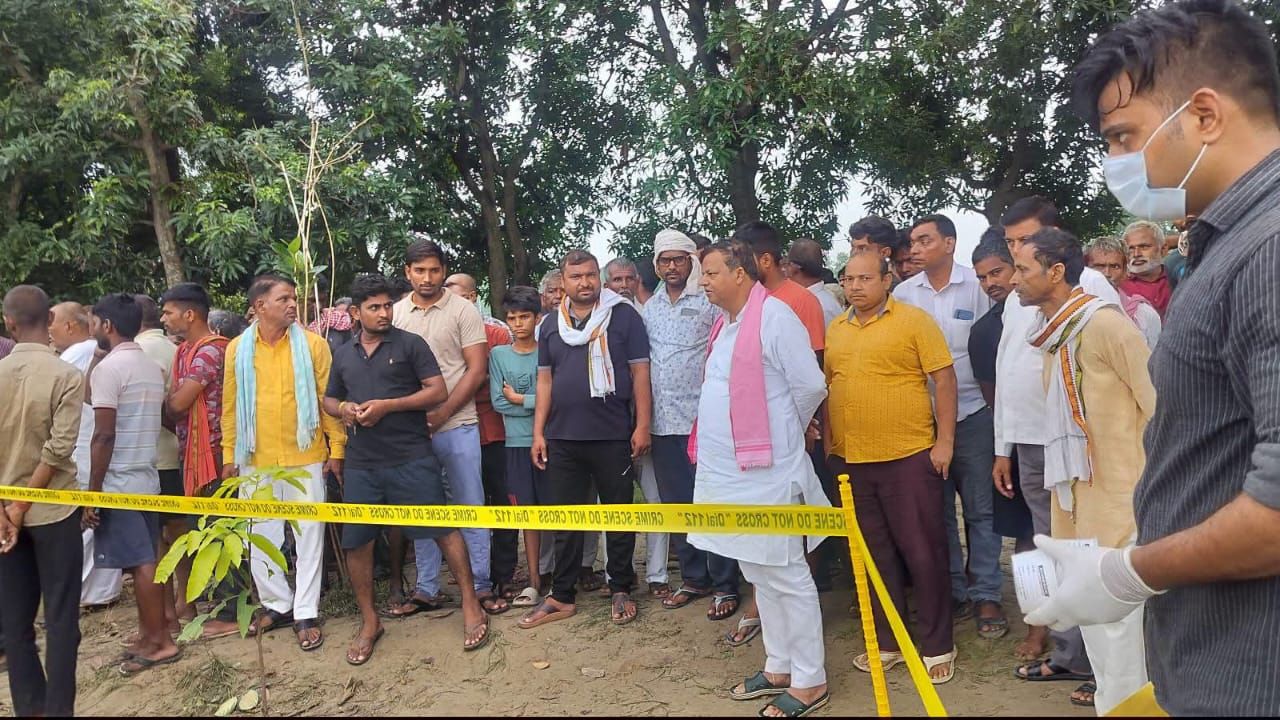 पूर्व प्रधान की हत्या की खबर फैलते ही गांव में भारी भीड़ जुट गई। विधायक प्रतिनिधि विश्राम सिंह, पूर्व विधायक शिवशंकर चौहान, सपा नेता नीरज सिंह गुड्डू, चेयरमैन प्रतिनिधि अजय शंकर कनक पांडेय और विनय शंकर तिवारी सहित कई जनप्रतिनिधियों ने घटनास्थल पहुंचकर शोक जताया और पुलिस से जल्द आरोपियों की गिरफ्तारी की मांग की।