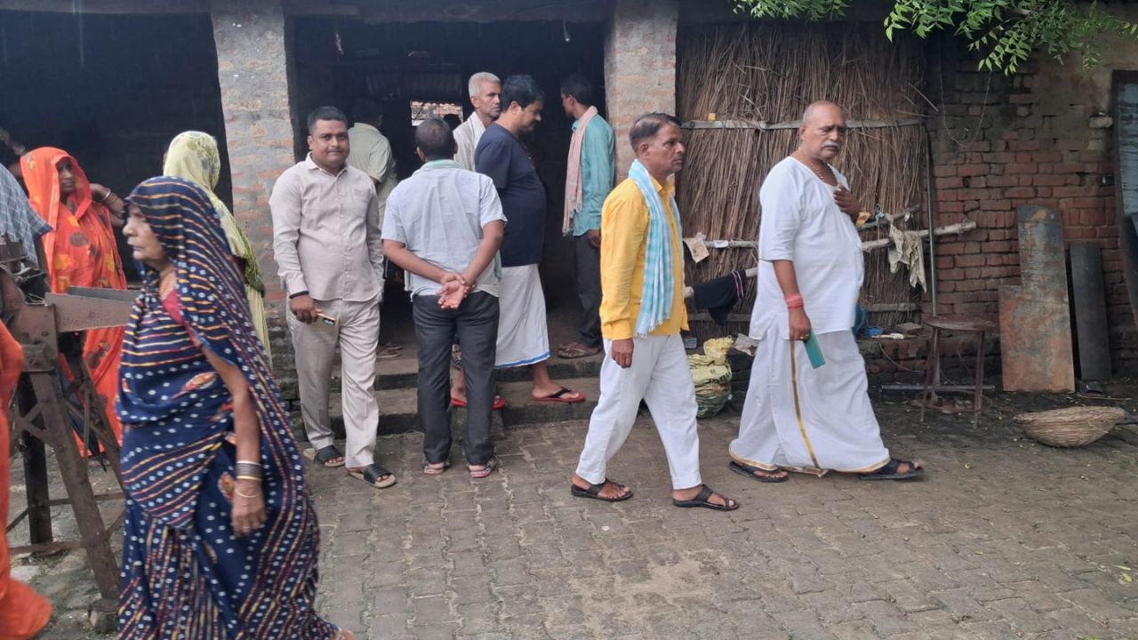 घटना की सूचना ग्रामीणों ने डायल-112 के माध्यम से पुलिस को दी। मौके पर पहुंची पुलिस और फोरेंसिक टीम ने घटनास्थल का निरीक्षण कर साक्ष्य जुटाए। पुलिस हत्या के पीछे की वजह और आरोपियों की पहचान के लिए कई बिंदुओं पर जांच कर रही है। परिजनों की तहरीर पर संबंधित धाराओं में मुकदमा दर्ज कर लिया गया है।