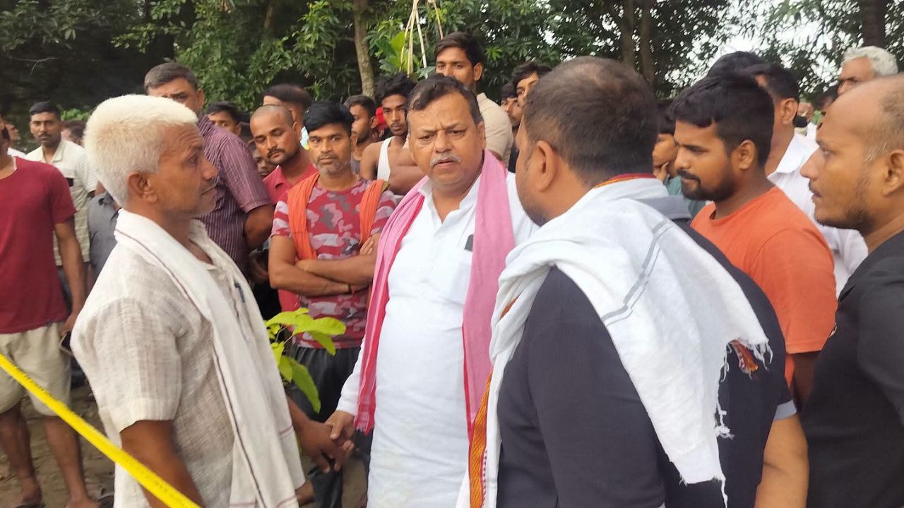 उत्तर प्रदेश के बलिया जिले में पूर्व प्रधान की हत्या से इलाके में सनसनी फैल गई। सहतवार थाना क्षेत्र के उदहां गांव में शुक्रवार सुबह खेत स्थित ट्यूबेल की झोपड़ी में पूर्व प्रधान रामब्यास वर्मा (70) का शव मिला। उनके सिर पर ईंट से हमला किए जाने के निशान मिले हैं। सूचना मिलते ही पुलिस मौके पर पहुंची और शव को पोस्टमार्टम के लिए जिला अस्पताल भेज दिया।