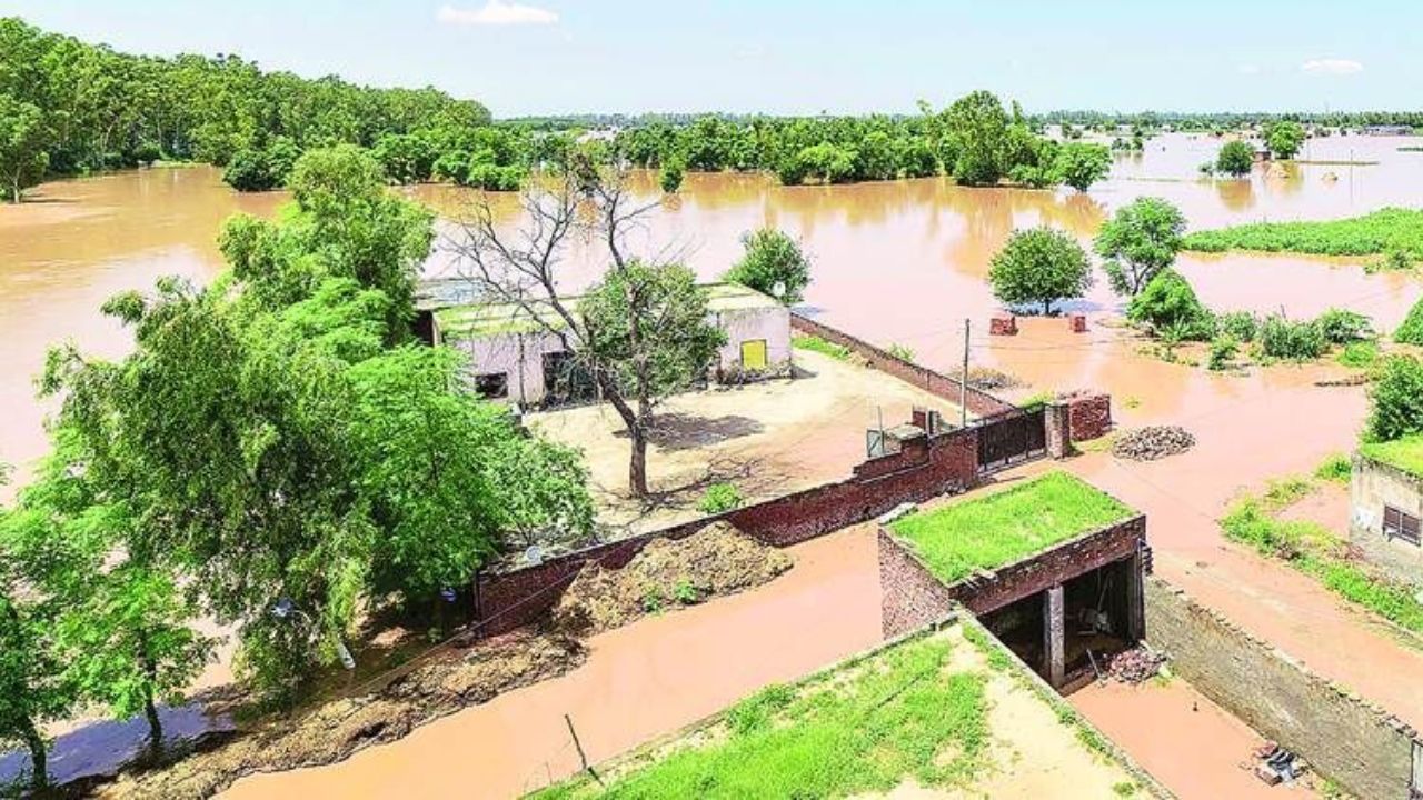 यूपी में पानी-पानी हालात! गंगा-घाघरा खतरे के निशान के करीब, गांवों में मचा हाहाकार