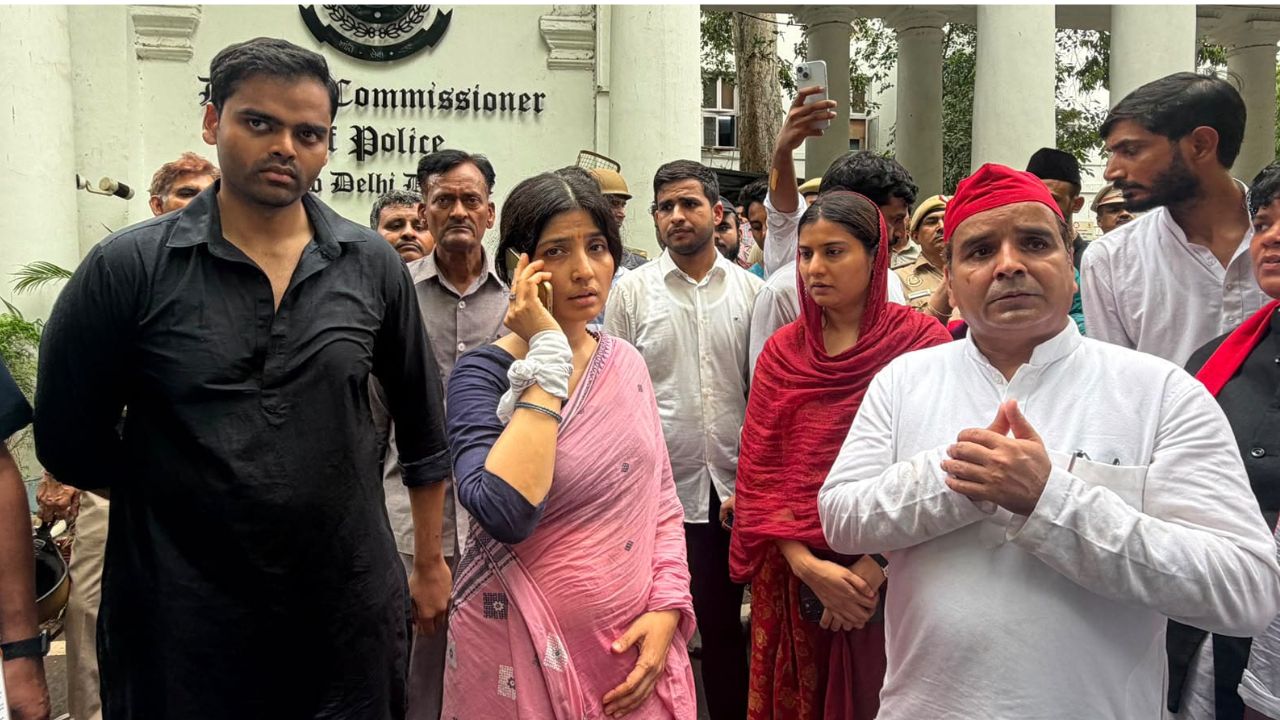 दिल्ली में डिंपल यादव समेत कई सपा सांसद हिरासत में, पार्टी का दावा