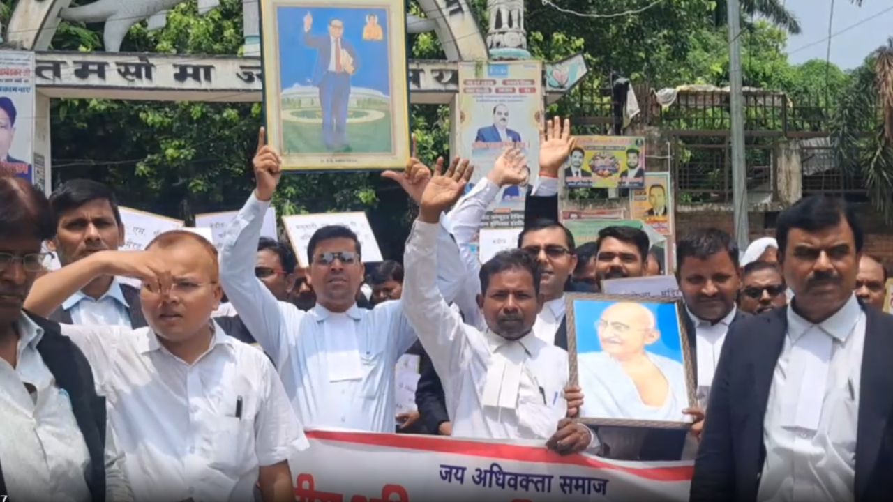 दिल्ली लाठीचार्ज की गूंज देवरिया तक! सड़कों पर उतरे वकील, राष्ट्रपति के नाम भेजा बड़ा संदेश