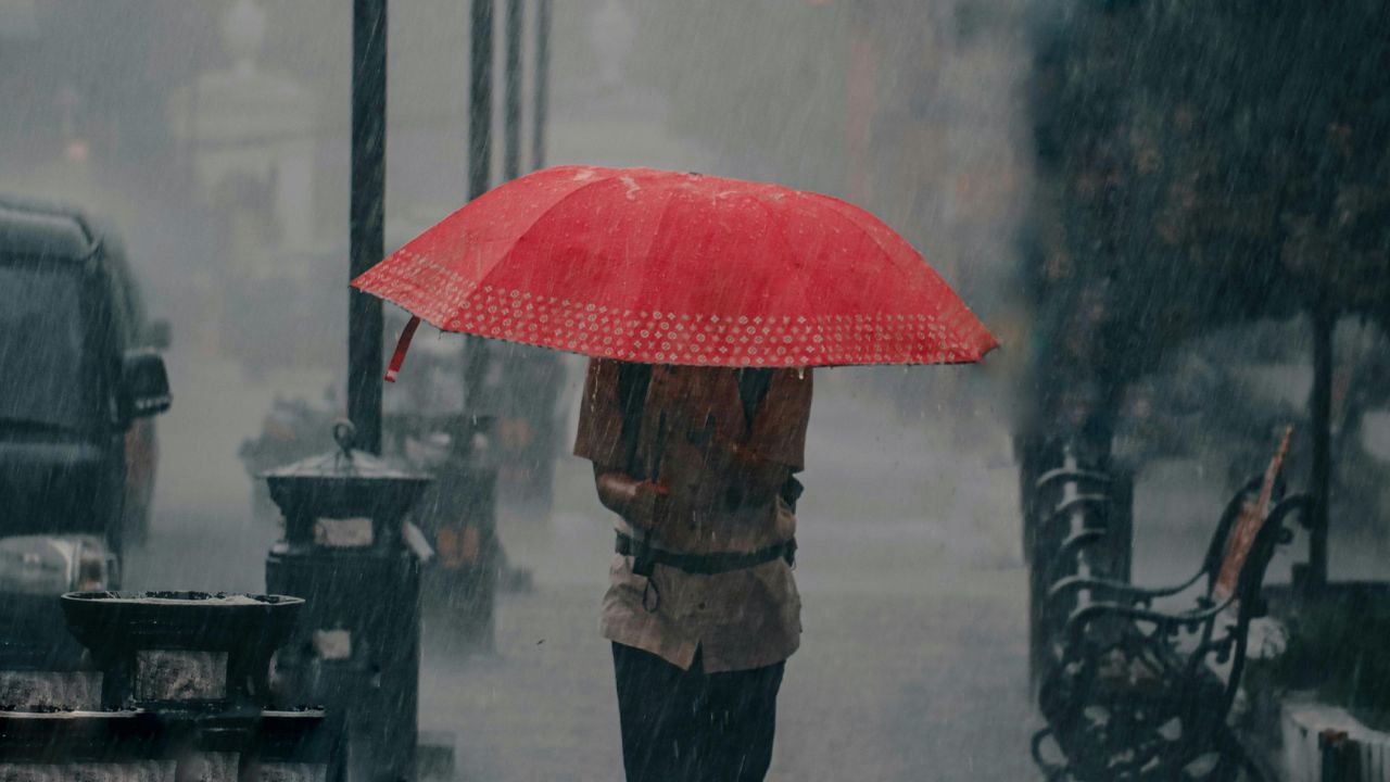 UP Weather Today: सूखी हवाओं के पहरे में यूपी, मानसून ने बदला अपना ठिकाना, अब उमस ढाएगी कहर