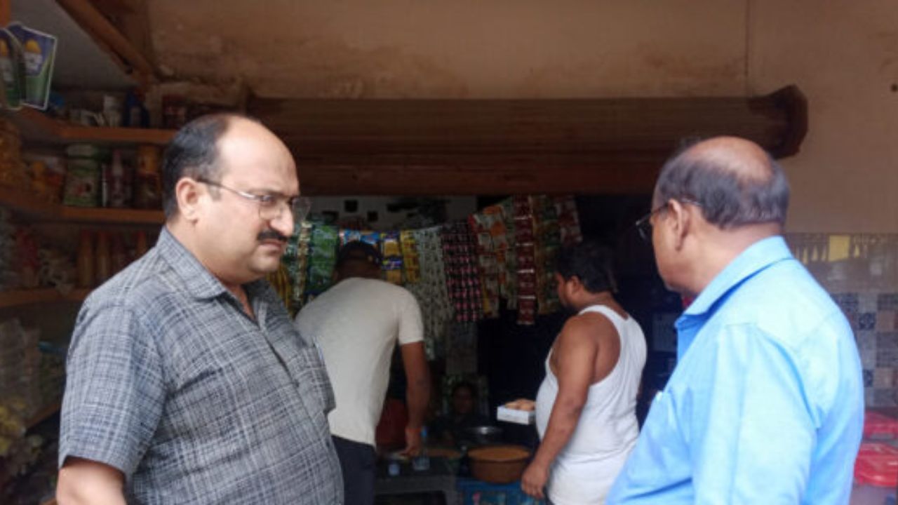 “खाद में धांधली की तो खैर नहीं!” बलरामपुर DM के सख्त तेवर, गड़बड़ी पर दुकान का लाइसेंस निरस्त