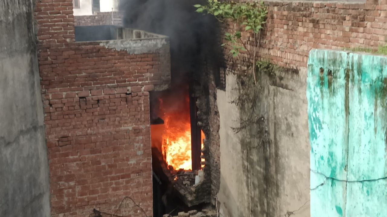 देखते ही देखते ये क्या हुआ? मुजफ्फरनगर में अचानक उठीं भयंकर आग की लपटें