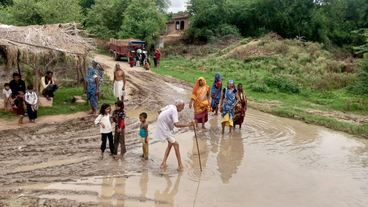 देखिए डिजिटल इंडिया का गांव, जहां घुटने भर पानी में चलने को मजबूर ग्रामीण, डीएम से लगाई है गुहार