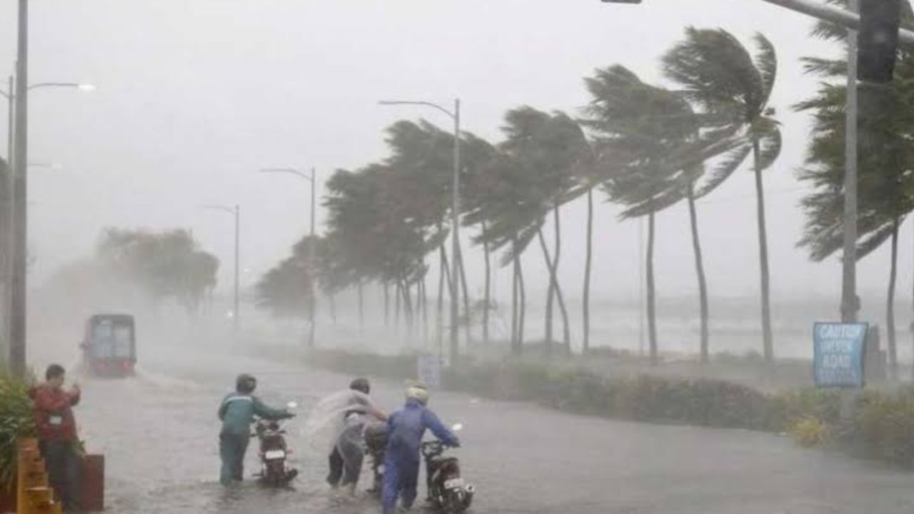 Weather Update: देश के 18 राज्यों में भयंकर बारिश की चेतावनी, हिमाचल में रेड अलर्ट, क्या मानसून इस बार तोड़ देगा सारे रिकॉर्ड?