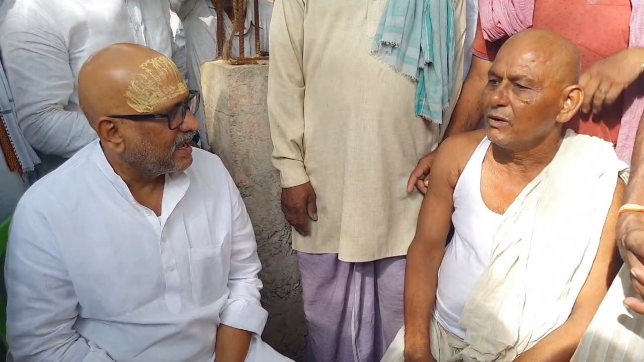 काली मंदिर ध्वस्तीकरण हादसे पर गरमाई सियासत: बलदेव यादव के परिजनों ने मिले अजय राय, प्रशासन पर लगाए गंभीर आरोप