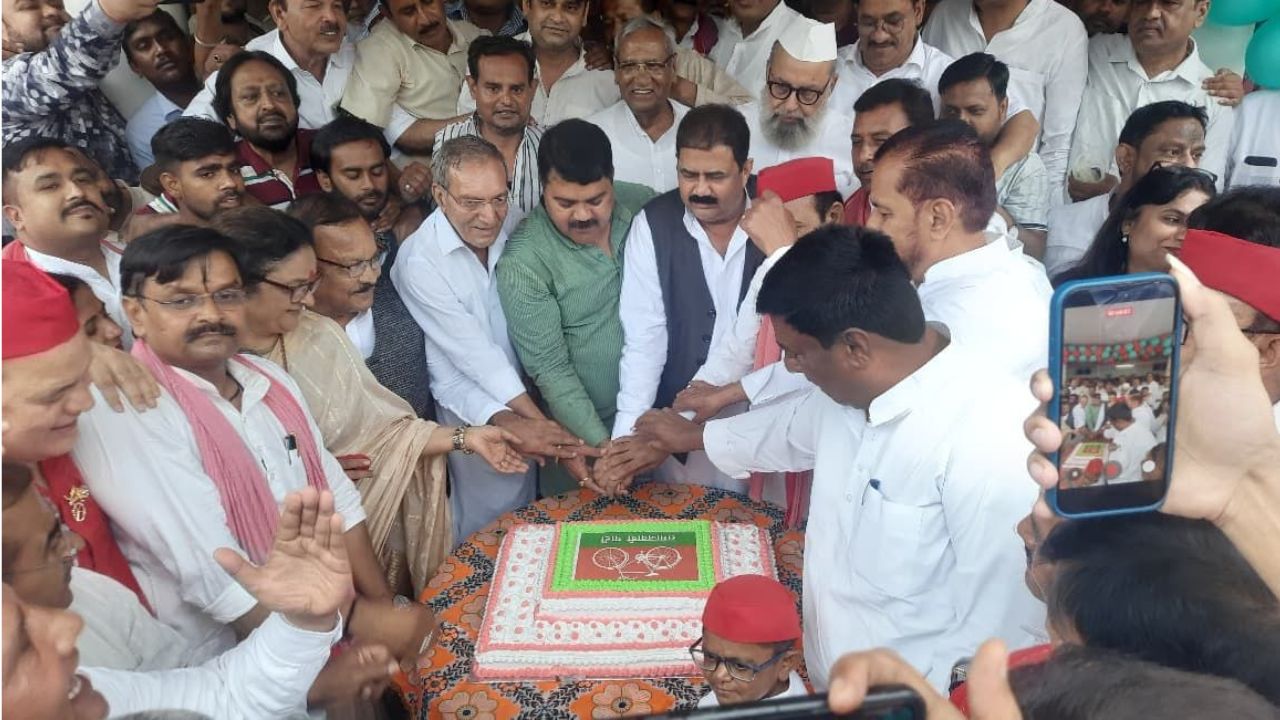 54 पाउंड का केक, 54 यूनिट खून और 100 पौधे: बरेली में सपाइयों ने अनोखे अंदाज में मनाया Akhilesh Yadav का जन्मदिन