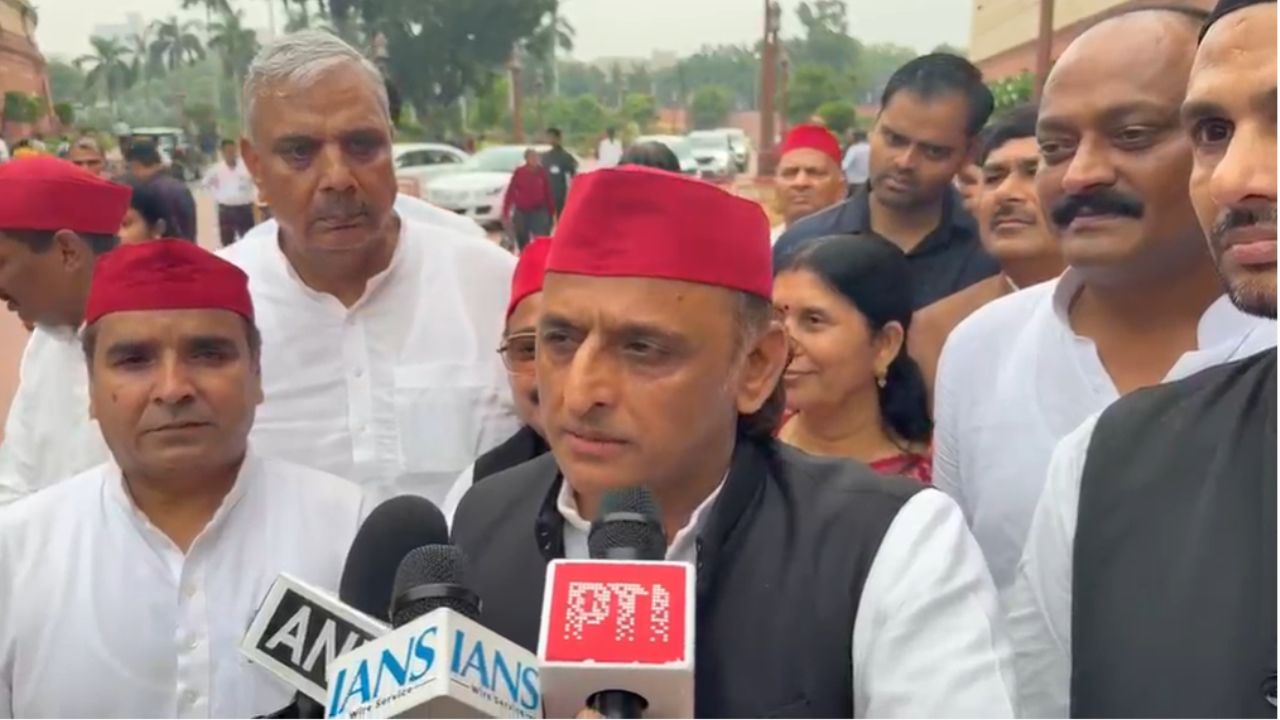 CJP Protest: ‘प्रदर्शन में शामिल बेटियों-बहनों के कपड़े फाड़े गये, प्राइवेट ड्रेस वाले लोग कौन थे’? अखिलेश यादव के बड़े आरोप