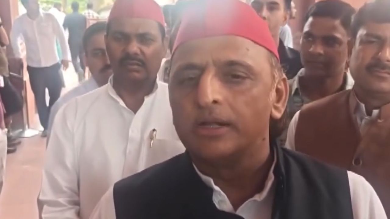 CJP Protest: ‘प्रदर्शन में शामिल बेटियों-बहनों के कपड़े फाड़े गये, प्राइवेट ड्रेस वाले लोग कौन थे’? अखिलेश यादव के बड़े आरोप