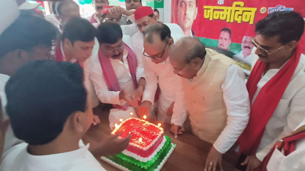 महराजगंज में उत्साह के साथ मना अखिलेश यादव का जन्मदिन, पूर्व मंत्री सुशील टिबड़ेवाल ने कहा-2027 में बनेगी सपा सरकार