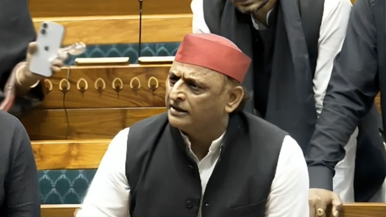 संसद में सरकार पर गरजे अखिलेश यादव, पूछा- क्या आप बेटियों के कपड़े फाडेंगे?
